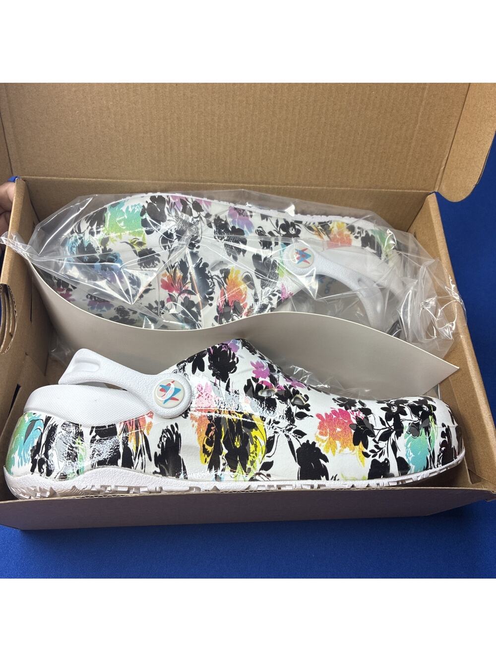 Anywear Anti Slip Closed Back Medical/Nursing Clogs Shoes - Size 7 Women